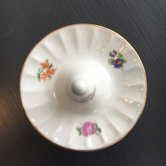 Vintage PORCELAIN FLORAL CROWN Ring and trinket dish. - Picture 5 of 5